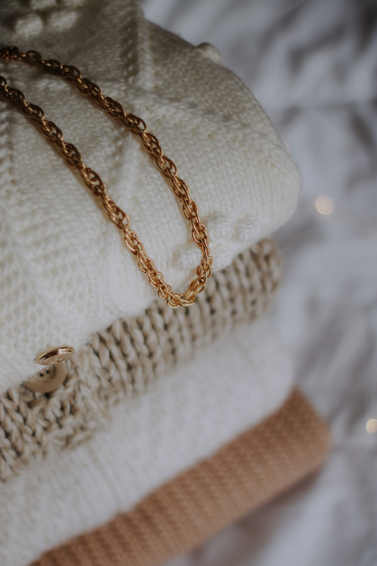 L'éclat sur la laine : porter ses bijoux quand vient le froid
