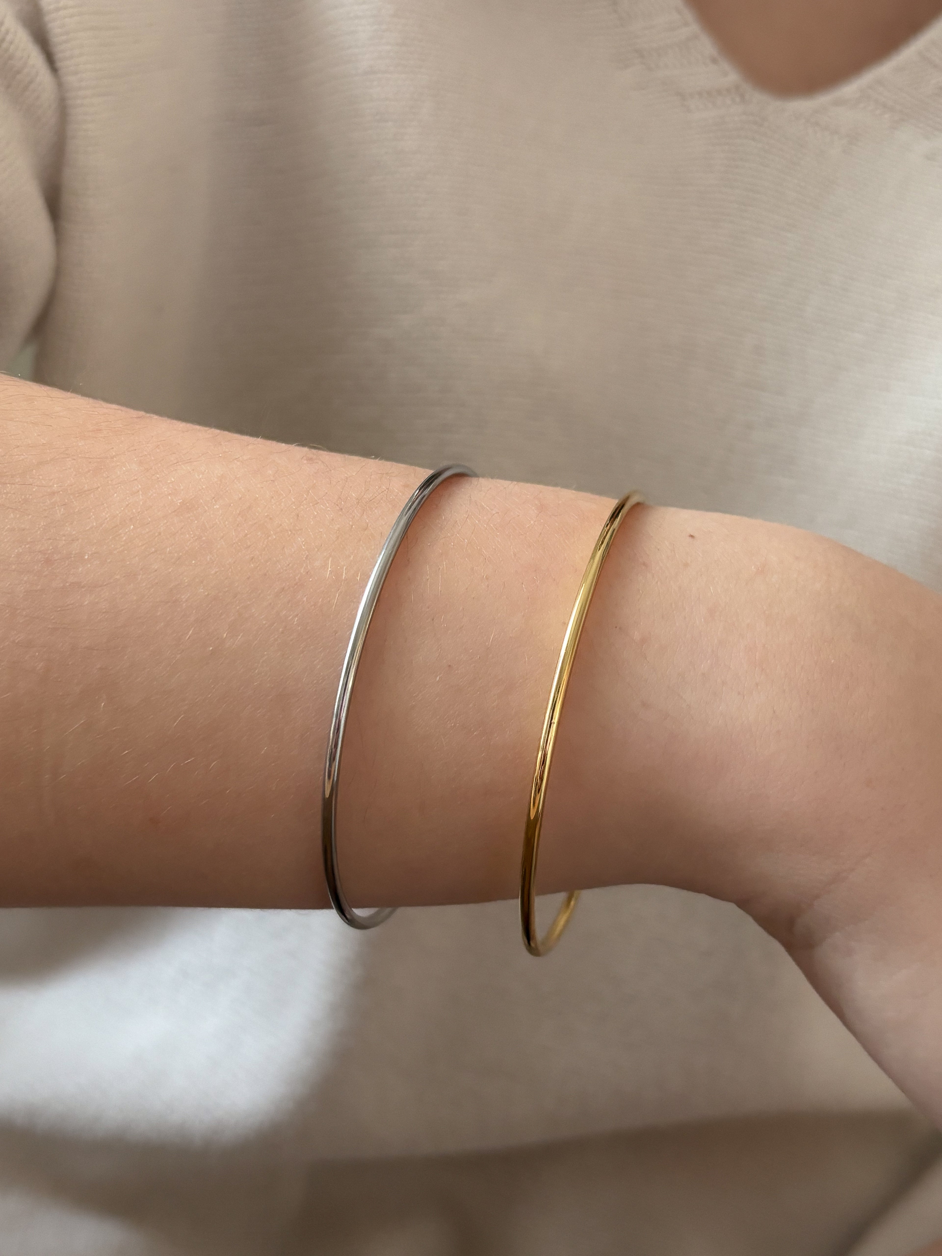 Bracelete rígido fino
