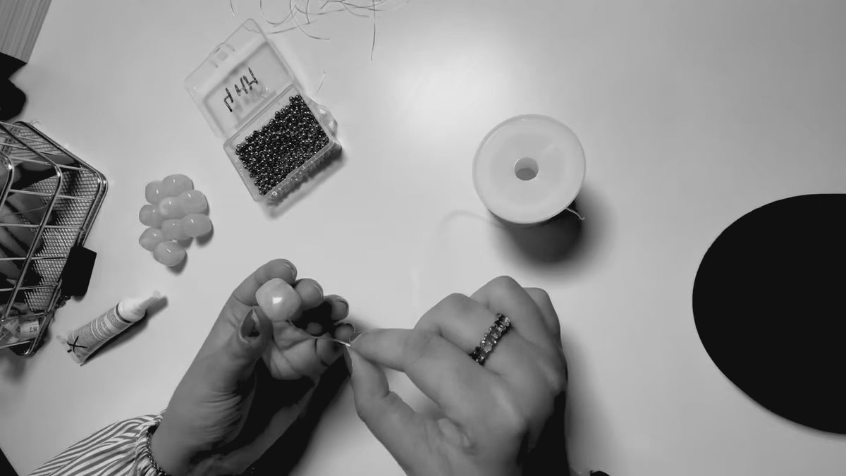 Maison Soleyah — bracelet en acier inoxydable porté au poignet, univers solaire